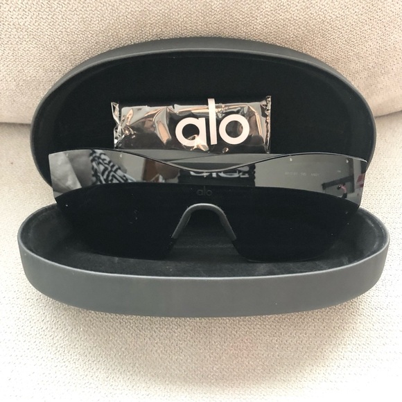 Alo Yoga Stunner Sunglasses Black - Picture 8 of 11